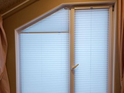 Плиссе нестандартной формы на стеклопакет с тканью классик перла в белом цвете